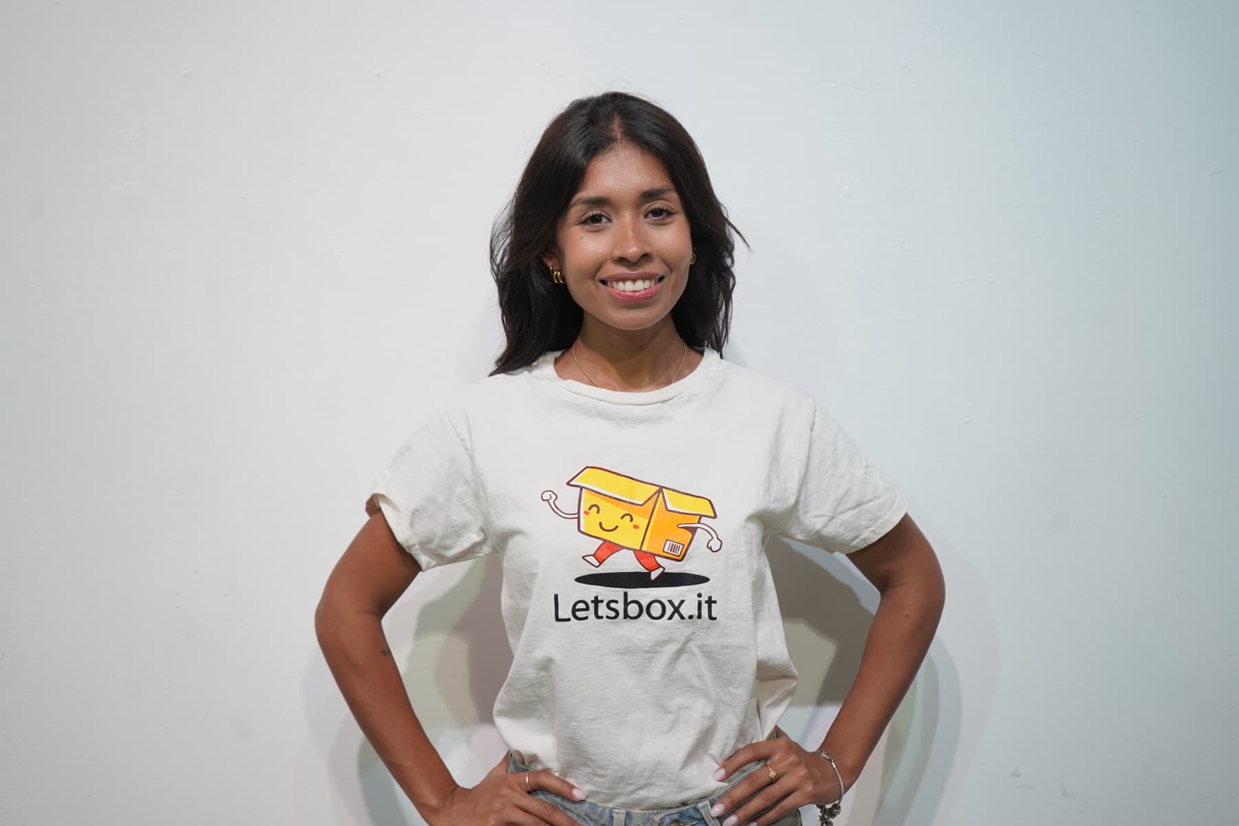 Integrante del equipo de Letsbox.it lista para ayudarte por WhatsApp